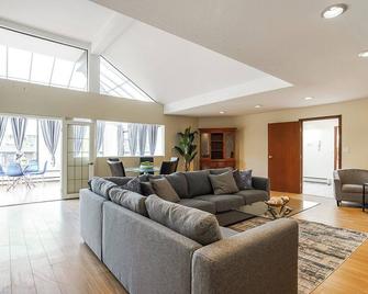 Cozy Room #2 in Horseshoe Bay - West Vancouver - Living room