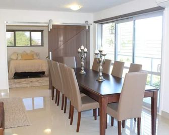 Luxury Retreat, amazing swim spa, wifi,central location - Taupo - Salle à manger