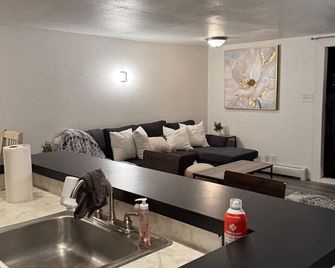 1 Bedroom + sofa bed, upstairs apartment with large seasonal porch - Cheyenne - Dining room