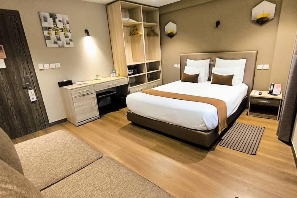 Fly Inn Madagascar Hotel - انتاناناريفو