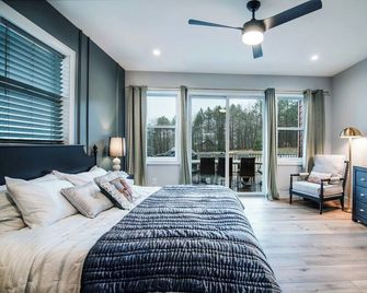 Innsbruck Ski&Tee - Designer's Dream, Theater & Arcade & Shuffleboard & Hot Tub - Boyne Falls - Bedroom