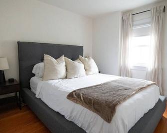Christie Corner II: Quaint Apartment located in Desirable Port Dalhousie - St. Catharines - Bedroom