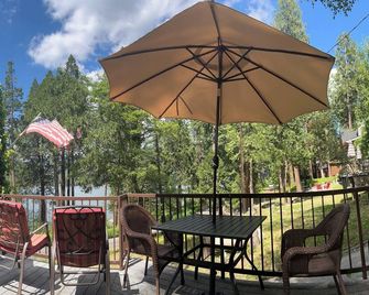 Bass Lake Cabin with Lake View and boat slip - Wishon
