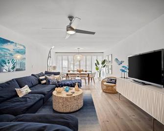 Perfect Family Summer Townhome at Club with Amenities! - Islamorada - Living room