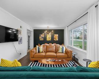 Chic Cottage w/ 3 King Beds Peaceful Yet Minutes to Attractions & Arrowhead! - Kansas City - Sala de estar