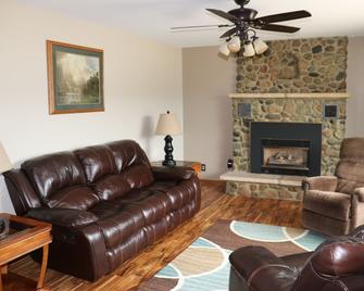 Prairie Pines Lodge15 private acresnear Devils Lake - Devils Lake - Sala de estar