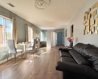 Family 4br Oakland Home, 15 min To Oak Airport - Oakland - Living room
