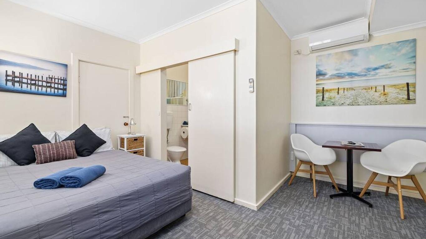 نافيجاتورس موتل آند دينر