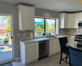 Spacious Lakeside Bungalow with large private deck and breath taking views - Lake Elsinore - Kuchyň
