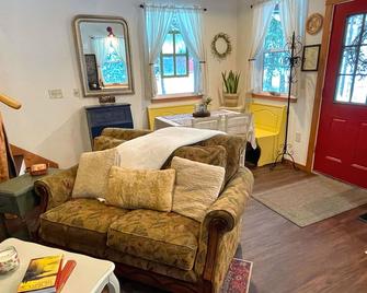 Kataluma Inn, Sandpoint, Idaho - Entire Cozy Cabin, Pet Friendly - Sandpoint - Living room