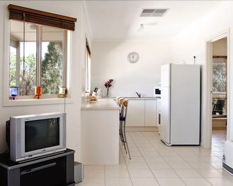 Allusion Wines Cottages - Normanville - Kitchen
