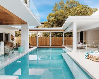 Belle Escapes Villa by the C - Palm Cove - حوض السباحة