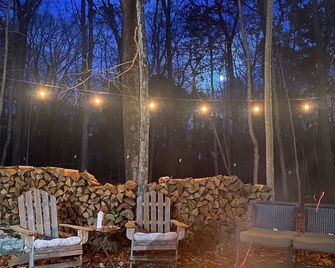 The Nook Lodge - cabin with hot tub at Shawnee and Camelback Mtn - East Stroudsburg - Patio