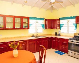 Charming 4-bedroom villa with WiFi and AC in St Georges, Fitches Creek, Antigua - All Saints - Kitchen