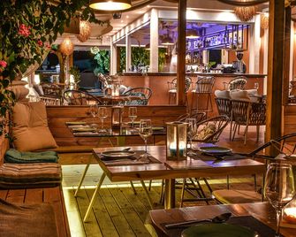 艾洛斯精品渡假村及套房 - 卡拉馬奇 - 餐廳