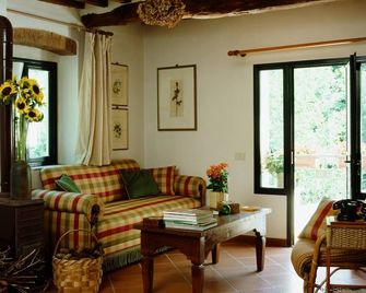 ancient restored mole with natutal pool in the river - 博爾戈聖洛倫佐 - 客廳