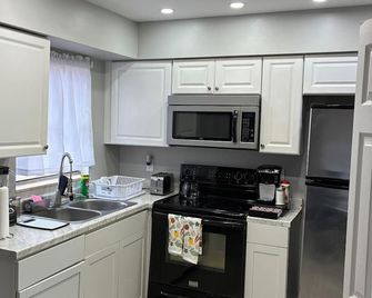 Comfortable Retreat Charming 3-bedroom house with AC in Apopka awaits you - Apopka - Cucina