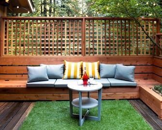 Leo's Lodge ~ Poolside Retreat, Private yet close to Town! - Cazadero - Patio