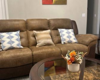 Brand New Cute Home In Odessa Near Midla - Odessa - Living room