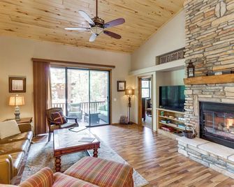 4 Mi to Fool Hollow Lake: Retreat w/ 2 Decks! - Show Low - Living room