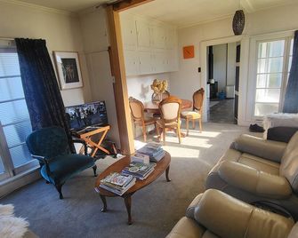 5 minute walk to town - Reefton - Living room