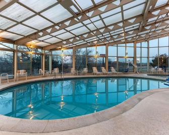 La Quinta Inn & Suites by Wyndham Chicago Gurnee - Gurnee - Pool