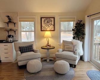 The Bungalow At Eagleville Lake \nunder 3 Miles To Uconn! - Coventry - Living room