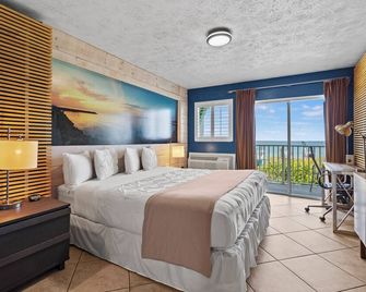 Ocean View Hotel Room with Balcony- King Bed #17 - Fort Pierce - Slaapkamer