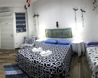 B&B Castello - apartment with 4 bedrooms and 3 bathrooms - Crotone - Schlafzimmer