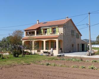 Gîte du Pagoulin - Chambres d'hôtes - Hyères - Building