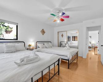 King Suite, 5 Queen beds Spacious Modern Home - Castro Valley - Bedroom