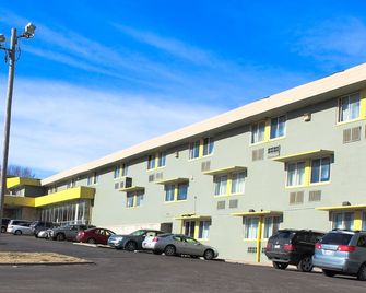 Arrowhead Inn - Kansas City - Building
