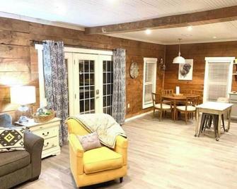 Bison Home, no cleaning fee. 1 block from Harding - Searcy - Living room