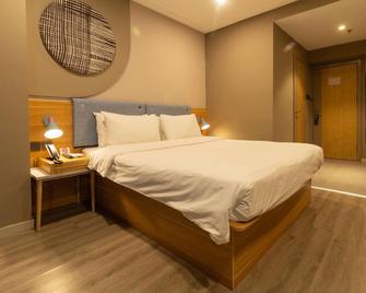 Home Inn Neo Anshan Railway Station - Anshan - Bedroom