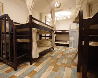 Cinnamon Guest House Dogo - Hostel - Matsuyama - Chambre