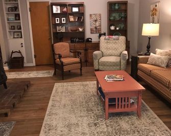 Charming Orchard Farmhouse - Palisade - Living room