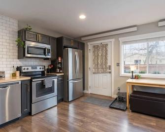 1315 N 5th St #2 · Downtown Modern-Farmhouse Studio - Spearfish - Кухня