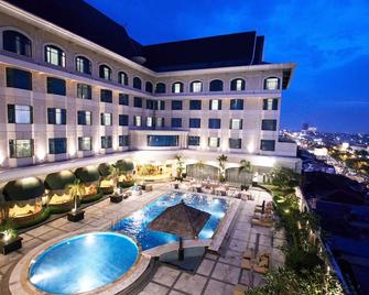 Grand Jatra Hotel Pekanbaru - Kota Pekanbaru - Kolam