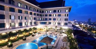 Grand Jatra Hotel Pekanbaru - Pekanbaru - Pool