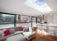 Large family, city centre Coach House - Bristol - Living room