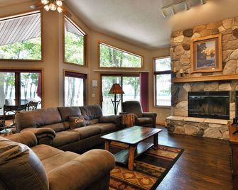 Cheif Lake Lodge home - Hayward - Obývací pokoj