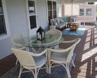 Waterfront Home with a private dock, hottub, and 3 miles to the beach - Cedar Point - Restaurant