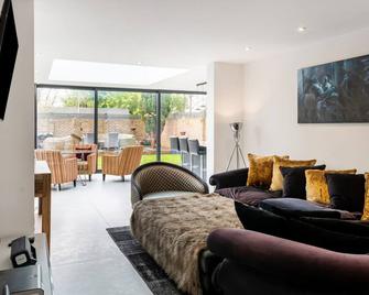 Luxury Modern Spacious 3 Bedroom House in Shepperton - Great location - Heathrow - Shepperton - Living room