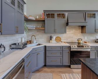 Brand new construction - Spacious Mountain Chalet in Sugar Hill, NH. Sleeps 18. - Sugar Hill - Kitchen