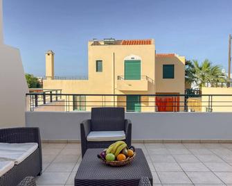 Villa Evgenia︱A Plain Lodge w/Pool in the Village - Argyroupoli - Balcony
