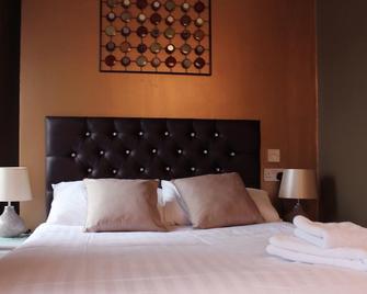 Tilted Wig - Warwick - Bedroom