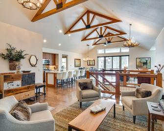 Fraser Home w/ Hot Tub ~ 6 Mi to Winter Park!, Fraser - Fraser - Sala de estar