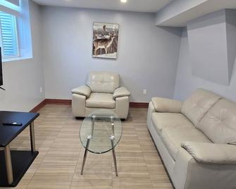 Prestige Accommodation - Self-contained 2Br Suite - Ajax - Huiskamer