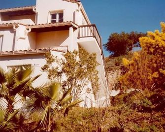 Private residence on the seafront with tennis, pool, bowling alley and restaurant. - Cerbère - Balcón