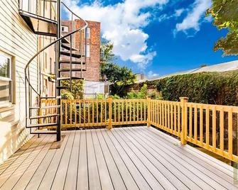 Beautiful an spacious two bedroom complete apartment with deck and patio. - Edgewater - Balcony